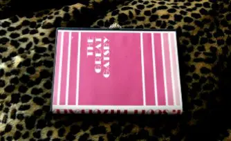 3. Encape o livro com a caixinha do DVD
