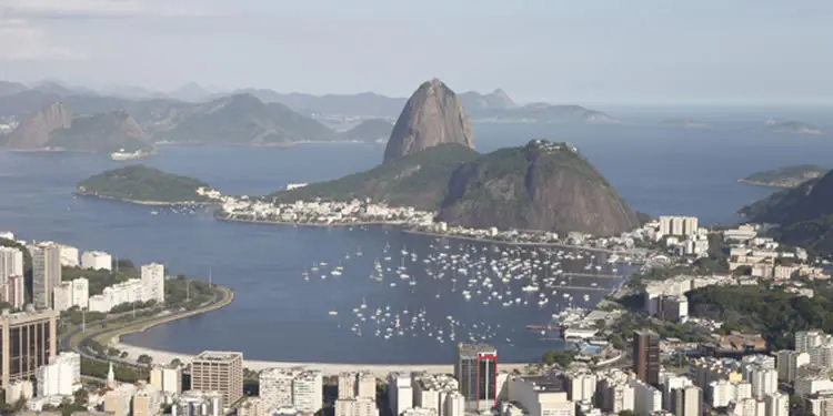 Rio de Janeiro com ocupação urbana: Pão de Açúcar