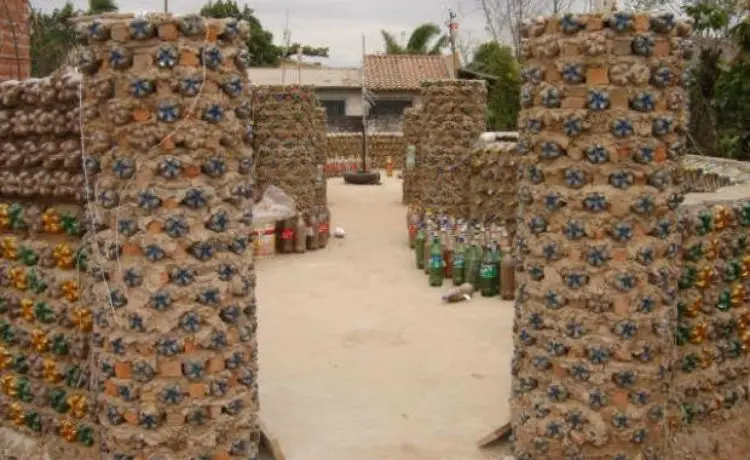 Casas de garrafa PET